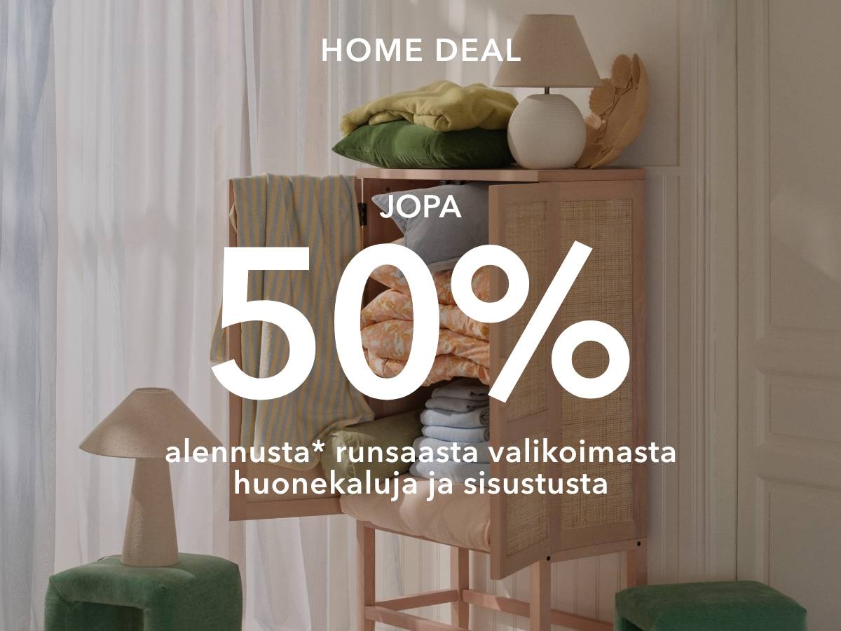 Kodin sisustus, jossa kaappi täynnä tyynyjä ja tekstiilejä, vihreitä jakkaroita ja koristevalaisimia sekä teksti ”Home Deal – Jopa 50% alennusta* runsaasta valikoimasta huonekaluja ja sisustusta”.