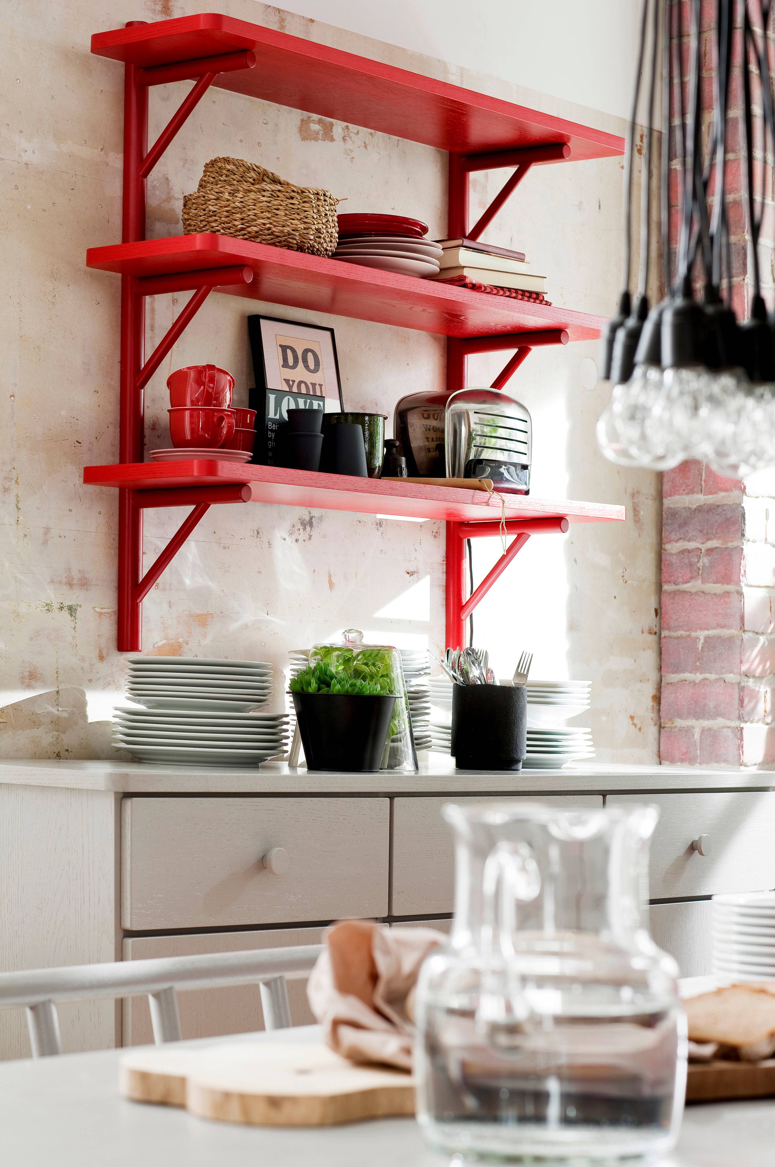 крючки для полотенец на кухню. вешаем полку на кухне. рейлинги на кухне над плитой. вешаем полку на кухне. открытые полки на кахни.