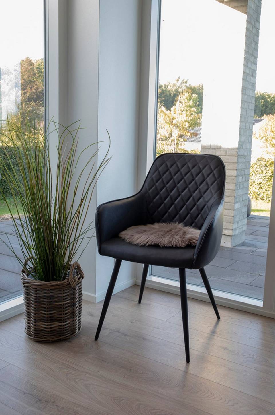 House Nordic Rund sittdyna av lammskinn i syntetmaterial. I vitt Ø 35 cm, beige från House Nordic, bild 5