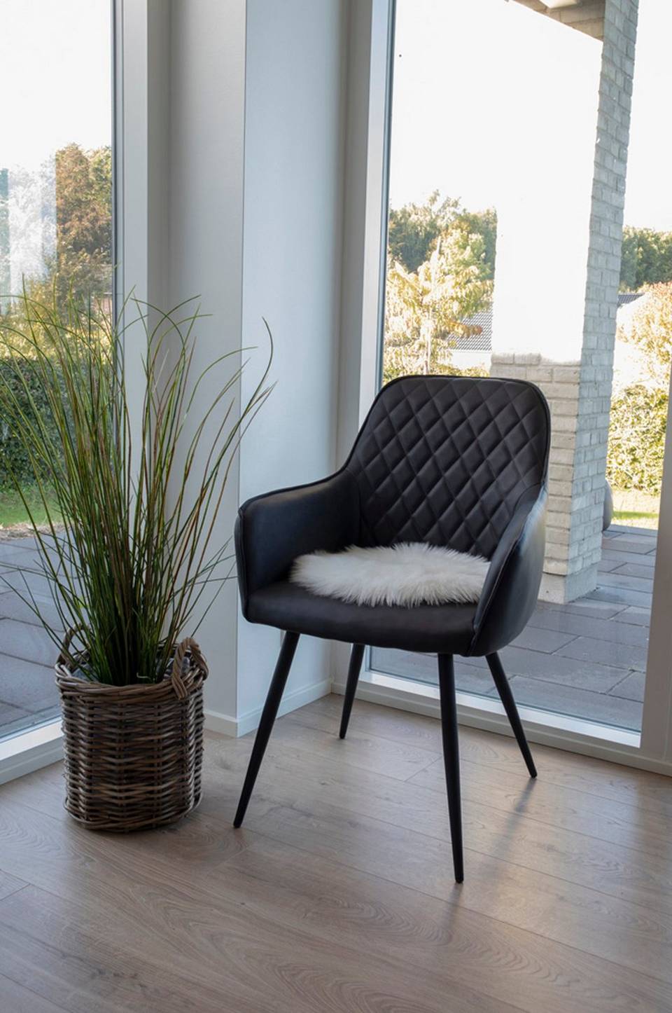 House Nordic Rund sittdyna av lammskinn i syntetmaterial. I vitt Ø 35 cm, vit från House Nordic, bild 5