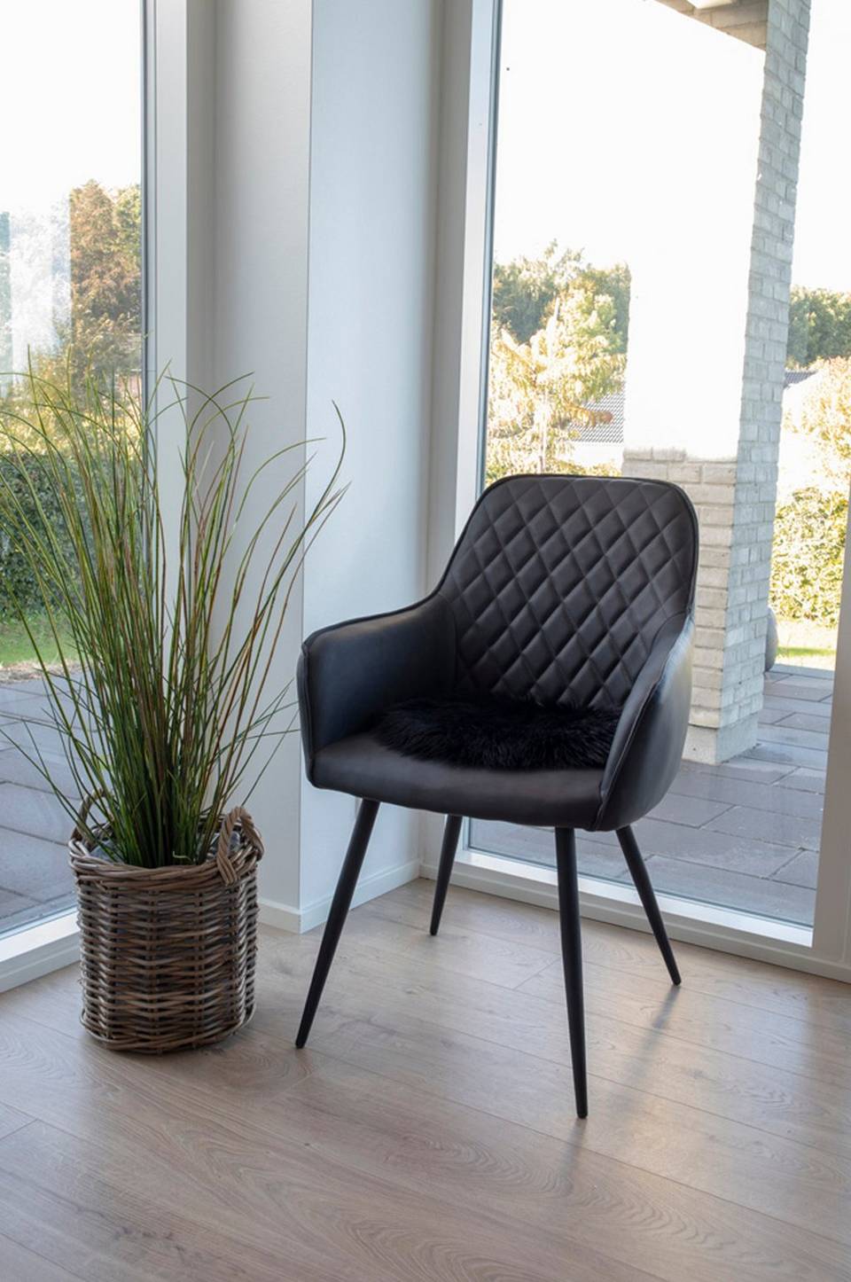 House Nordic Rund sittdyna av lammskinn i syntetmaterial. I vitt Ø 35 cm, svart från House Nordic, bild 5