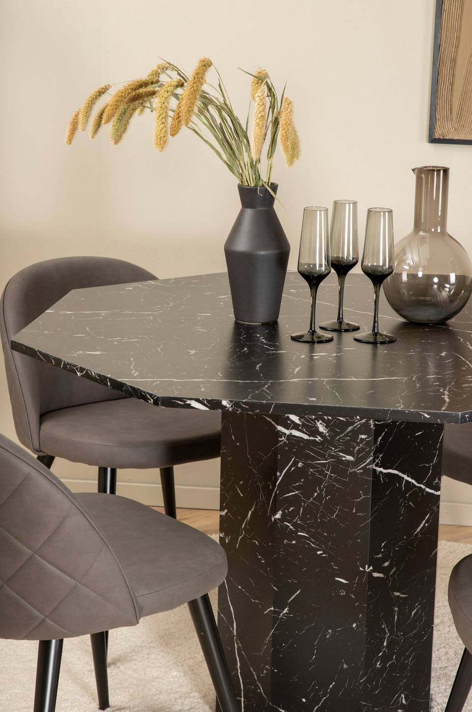 Venture Home Matgrupp Marbs med 4 st matstolar Velvet Stitches, svart från Venture Home, bild 5