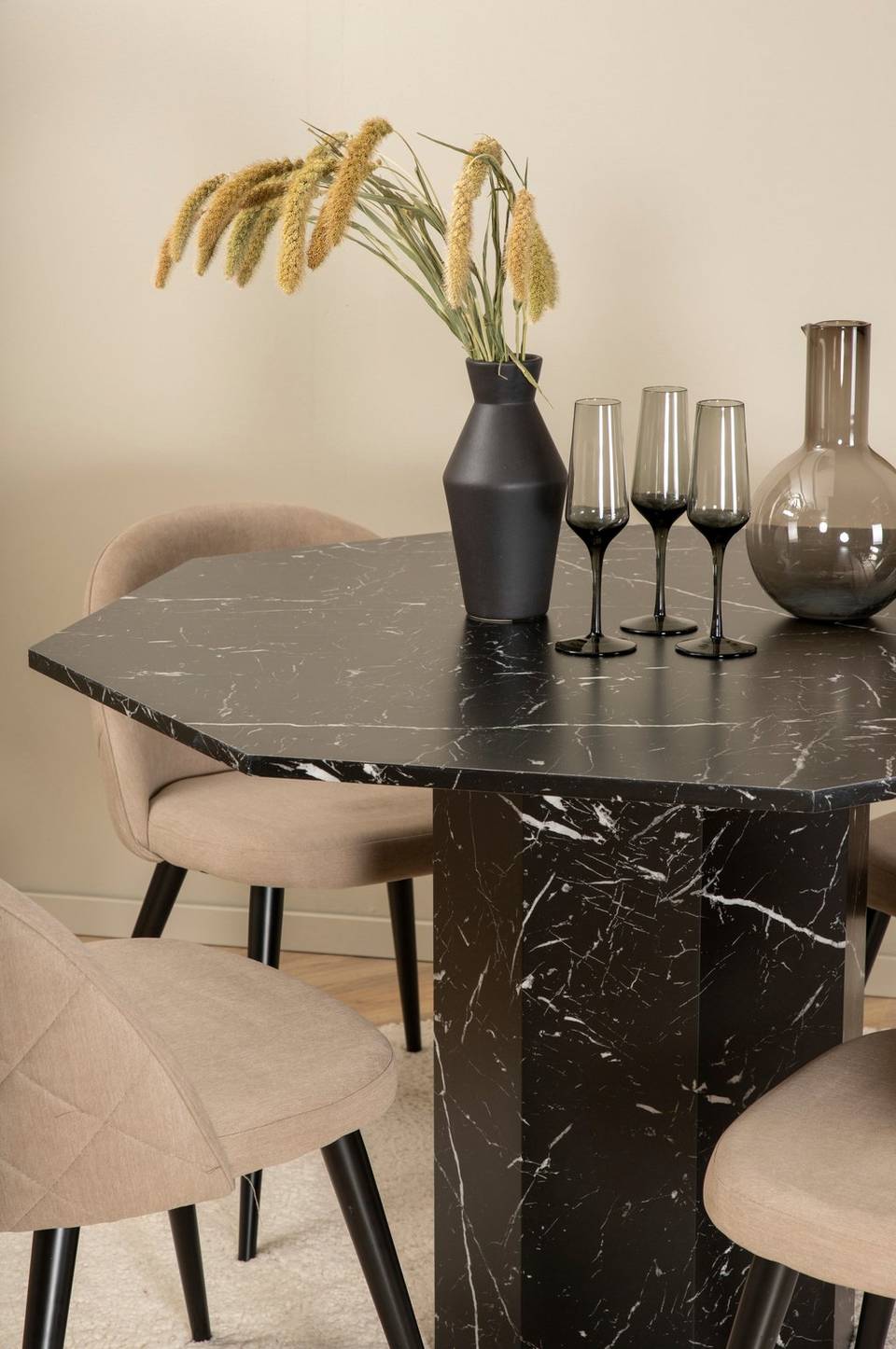 Venture Home Matgrupp Marbs med 4 st matstolar Velvet Stitches, svart från Venture Home, bild 5