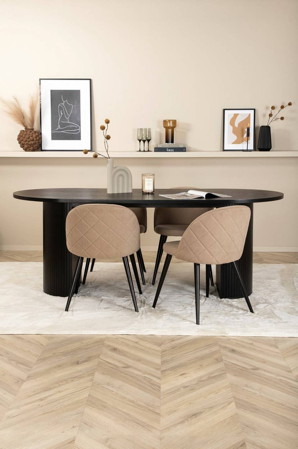 Venture Home Matgrupp Bianca med 4 st matstolar Velvet Stitches, svart från Venture Home, bild 5