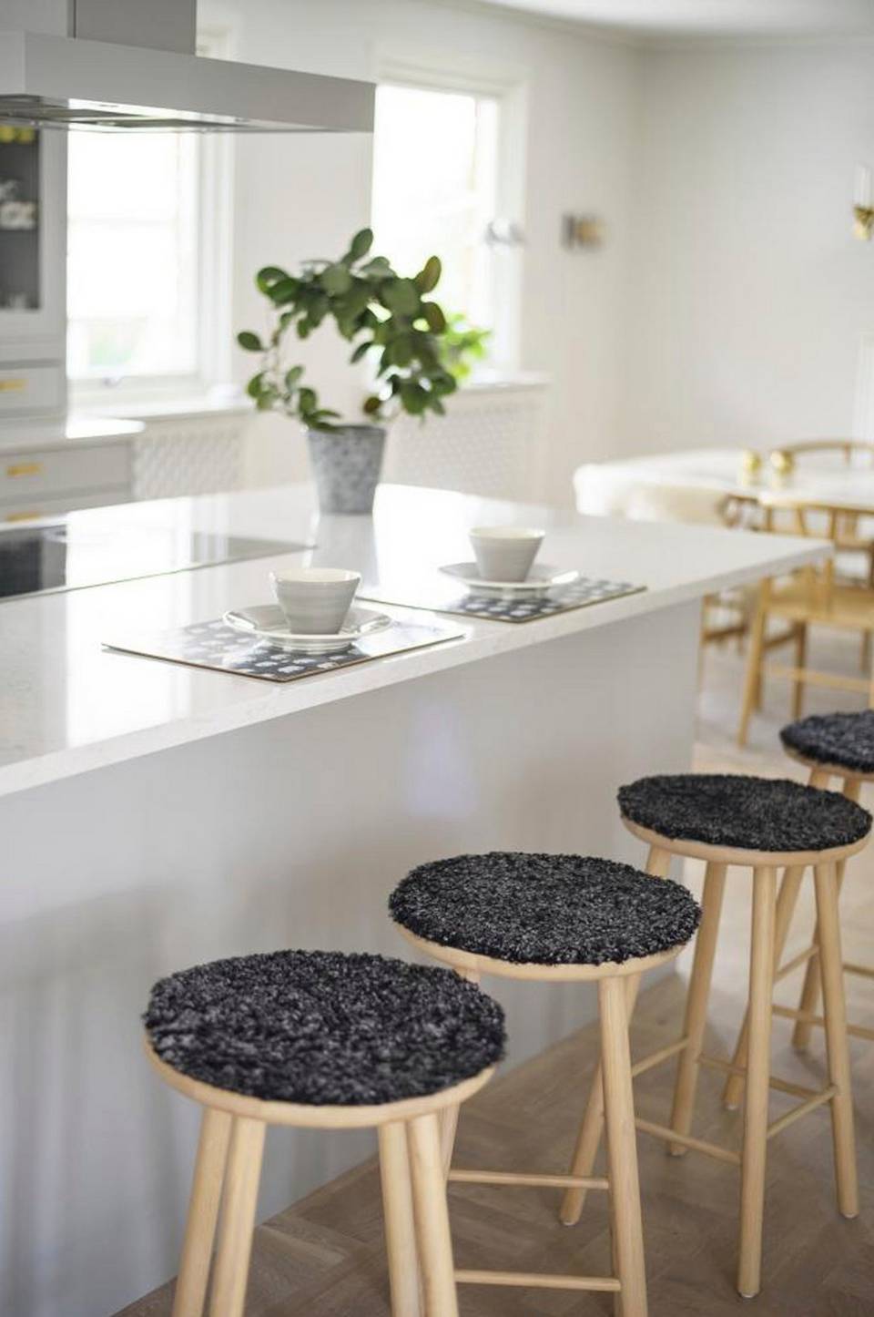 Skinnwille Sittplätt fårskinn rund Curly, svart från Skinnwille, bild 2