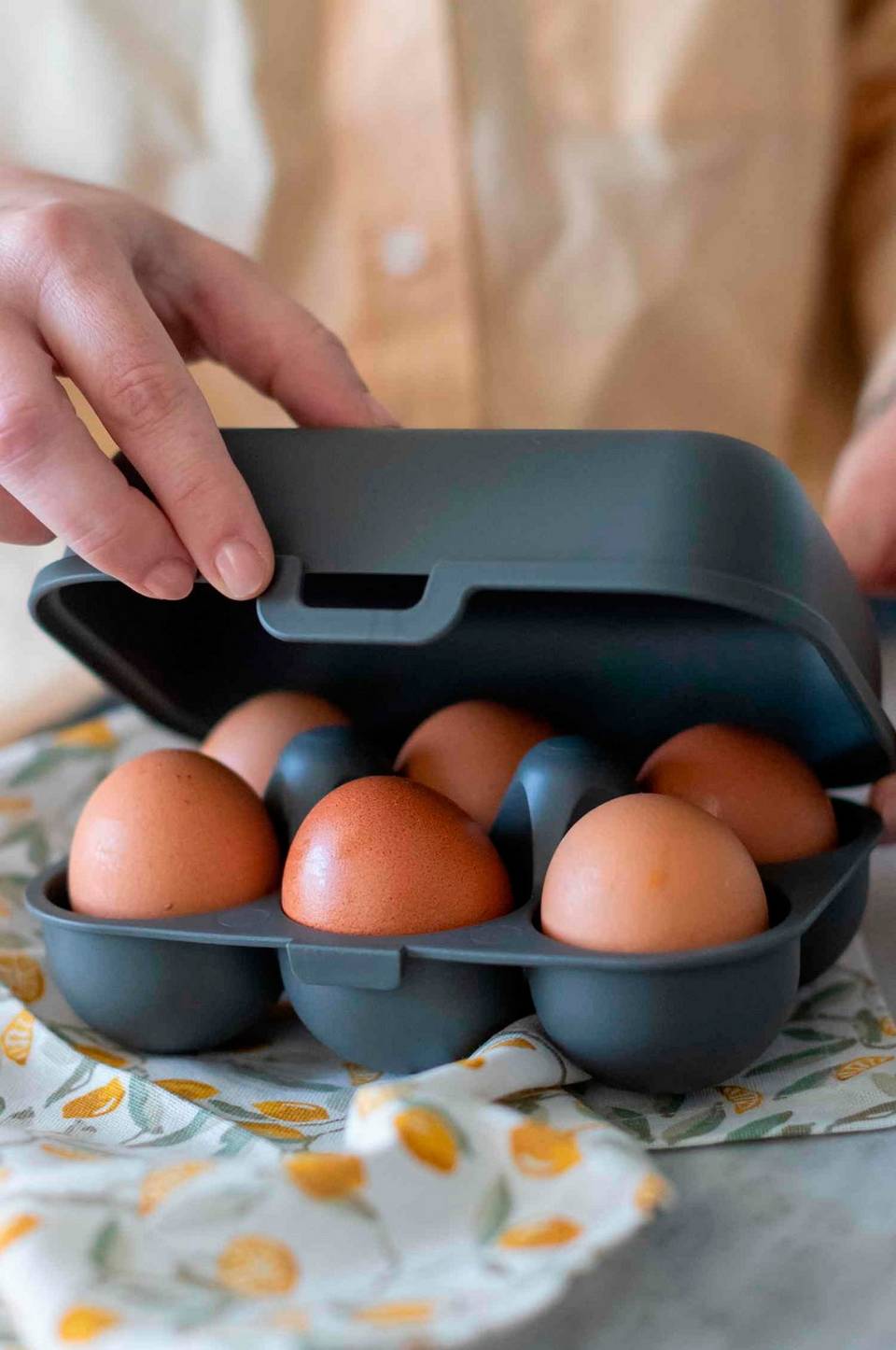 Koziol Äggkartong för 6 ägg Eggs To Go, grå från Koziol, bild 5