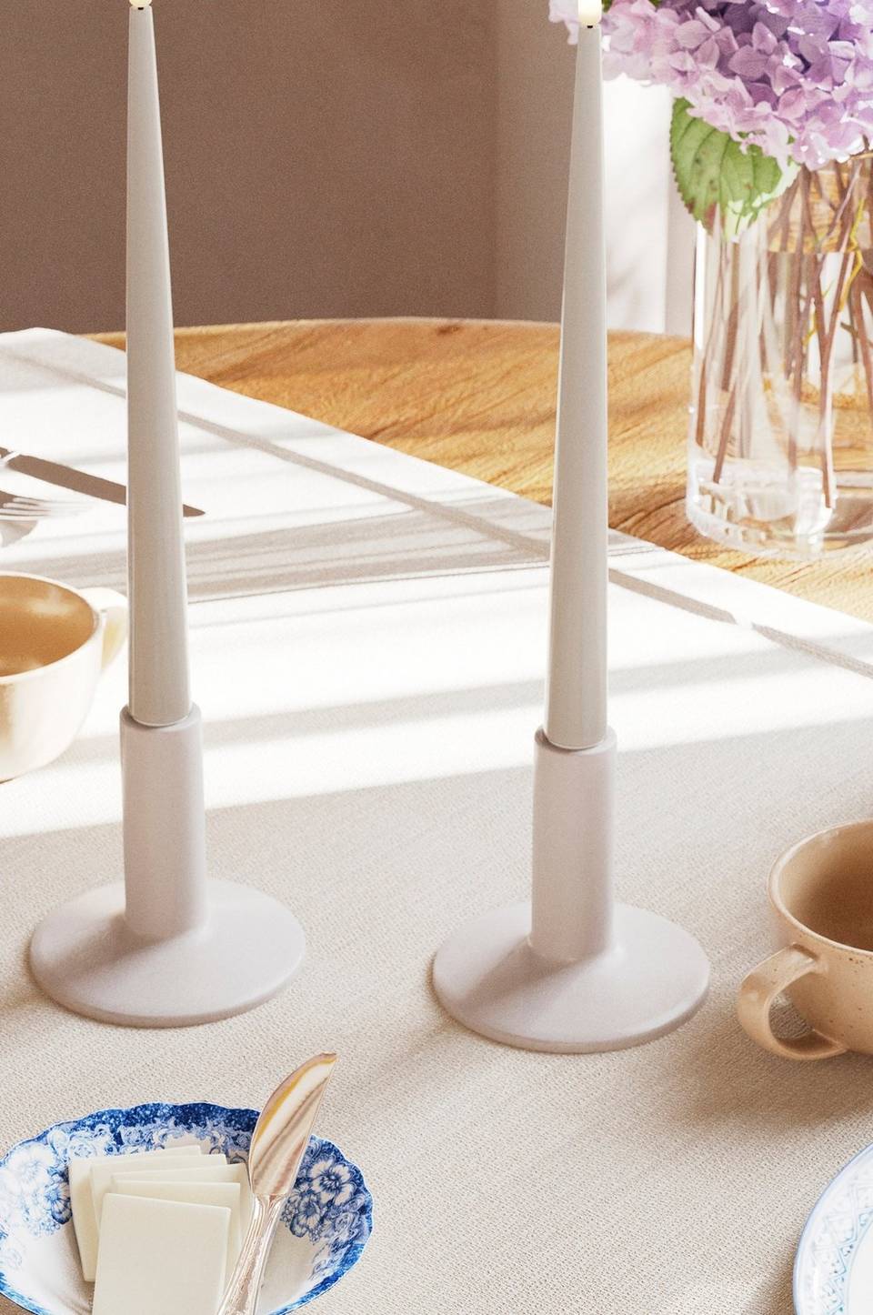 DeluxeHomeart LED Taper Candle Shiny 2,2x28 cm 2 st, beige från DeluxeHomeart, bild 2