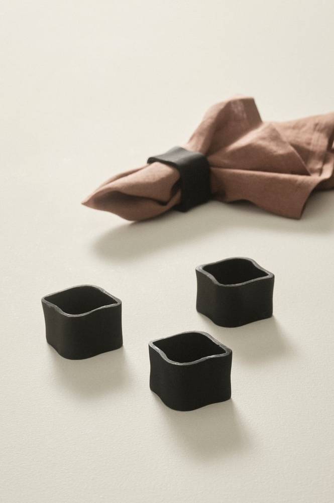BILLIE servettring 4-pack Svart