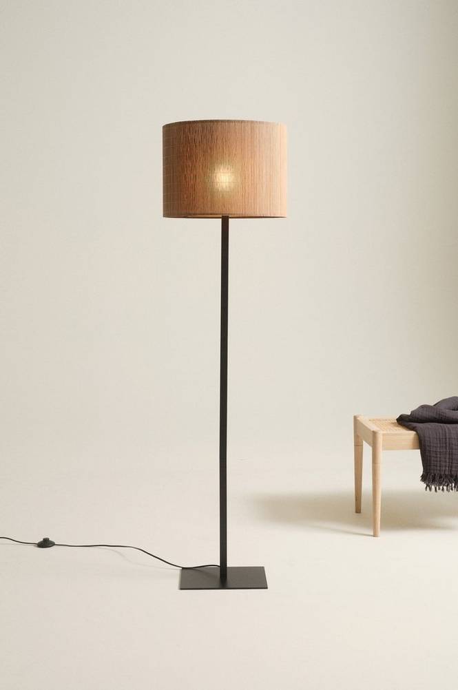 BLAZE golvlampa Linnebeige/svart