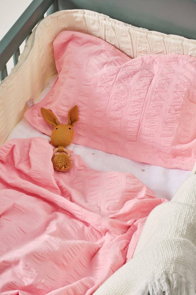 LOLO MINI påslakanset spjälsäng - ekologisk Bubbelgumsrosa