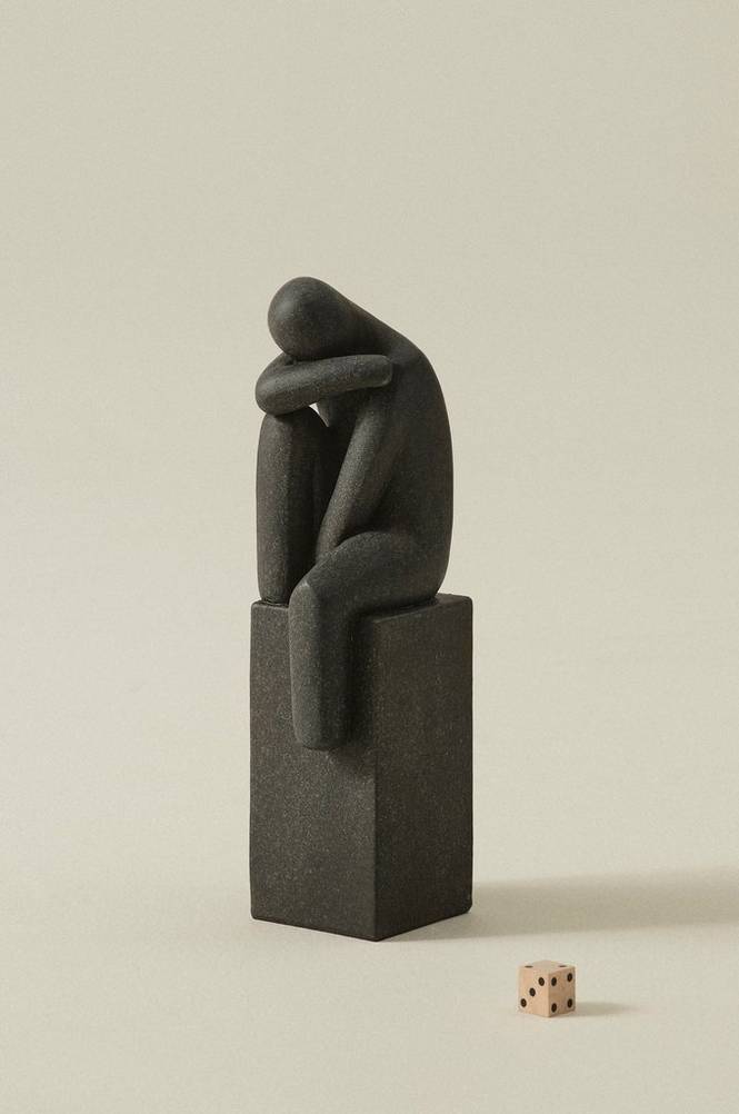 ALONE dekorationsfigur Mörkgrå