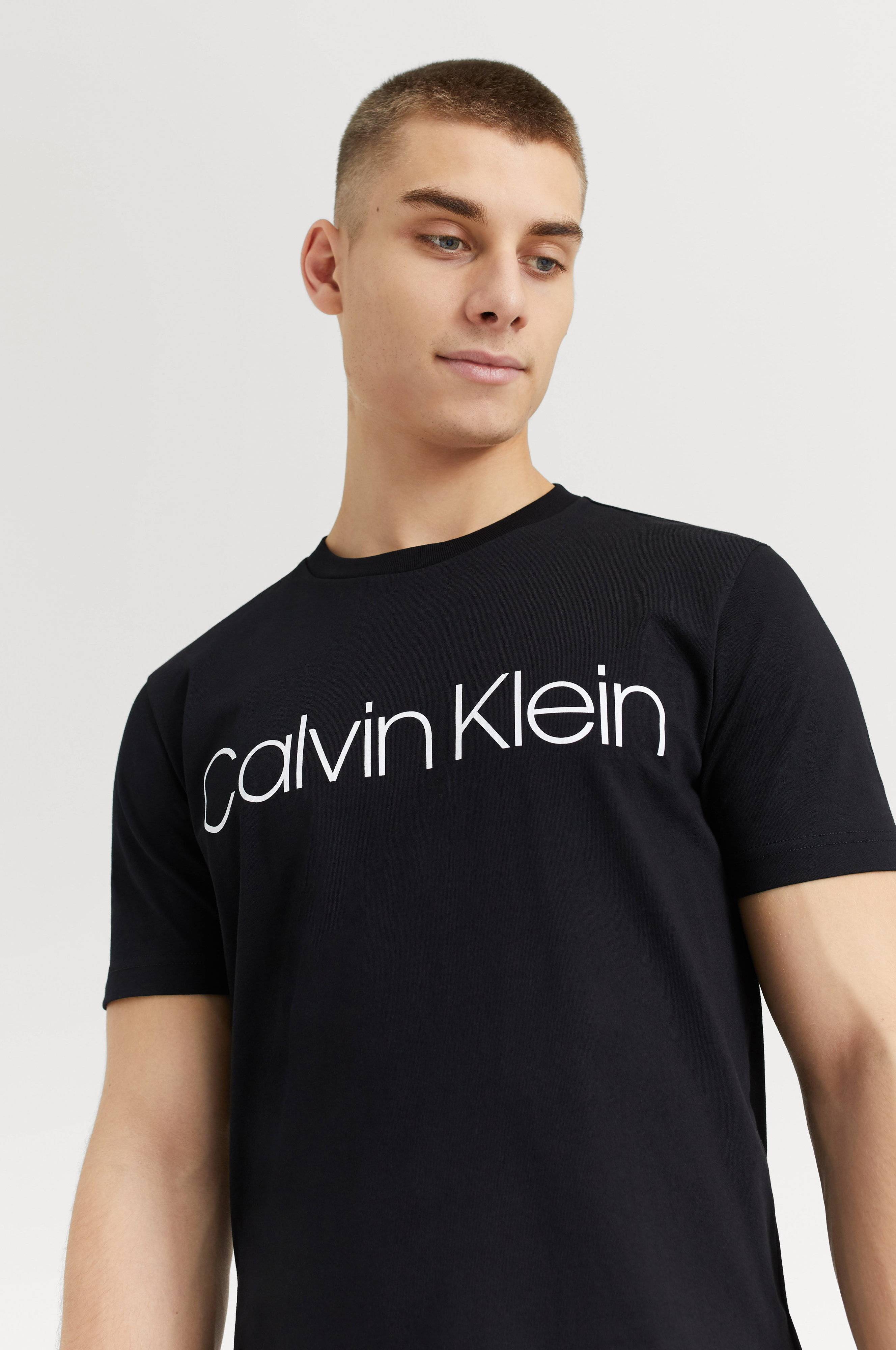 Calvin Klein TShirt Cotton Front Logo Tshirt Svart Kläder Stayhard